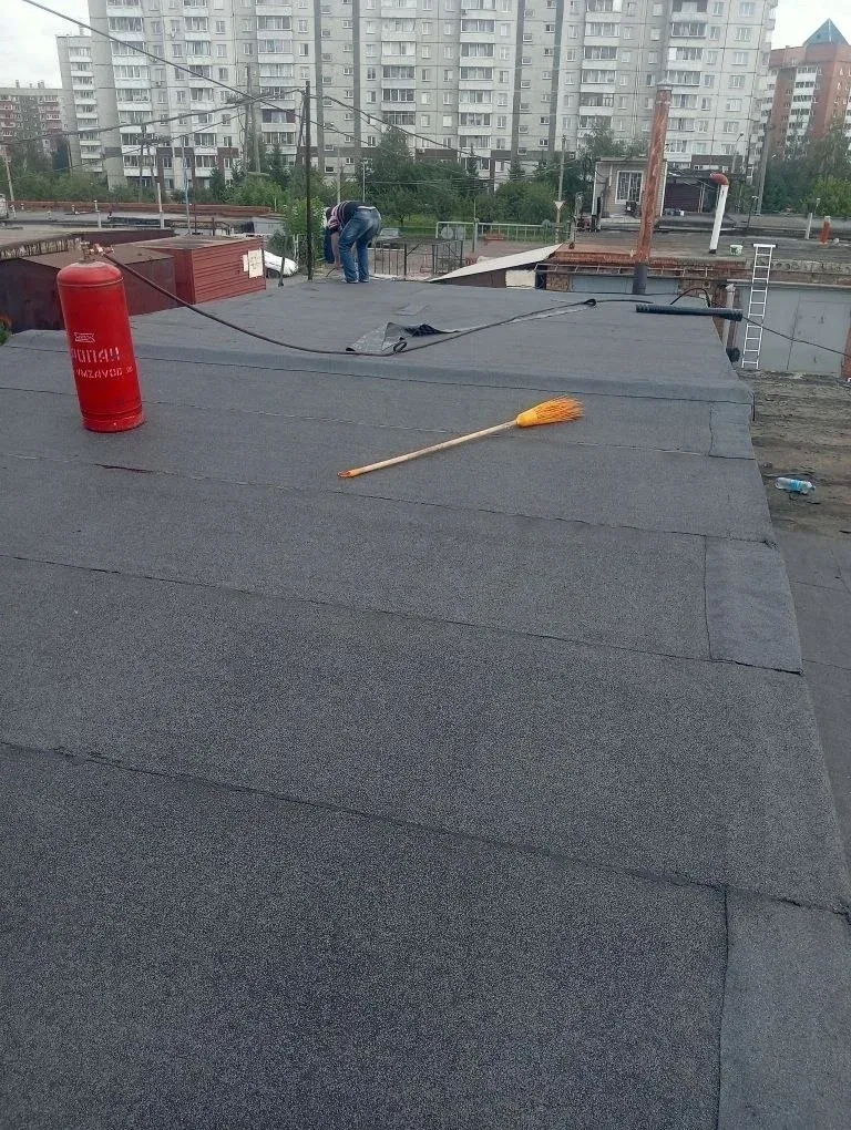 Денис и бригада на объекте — монтаж наплавляемой кровли в Красноярске